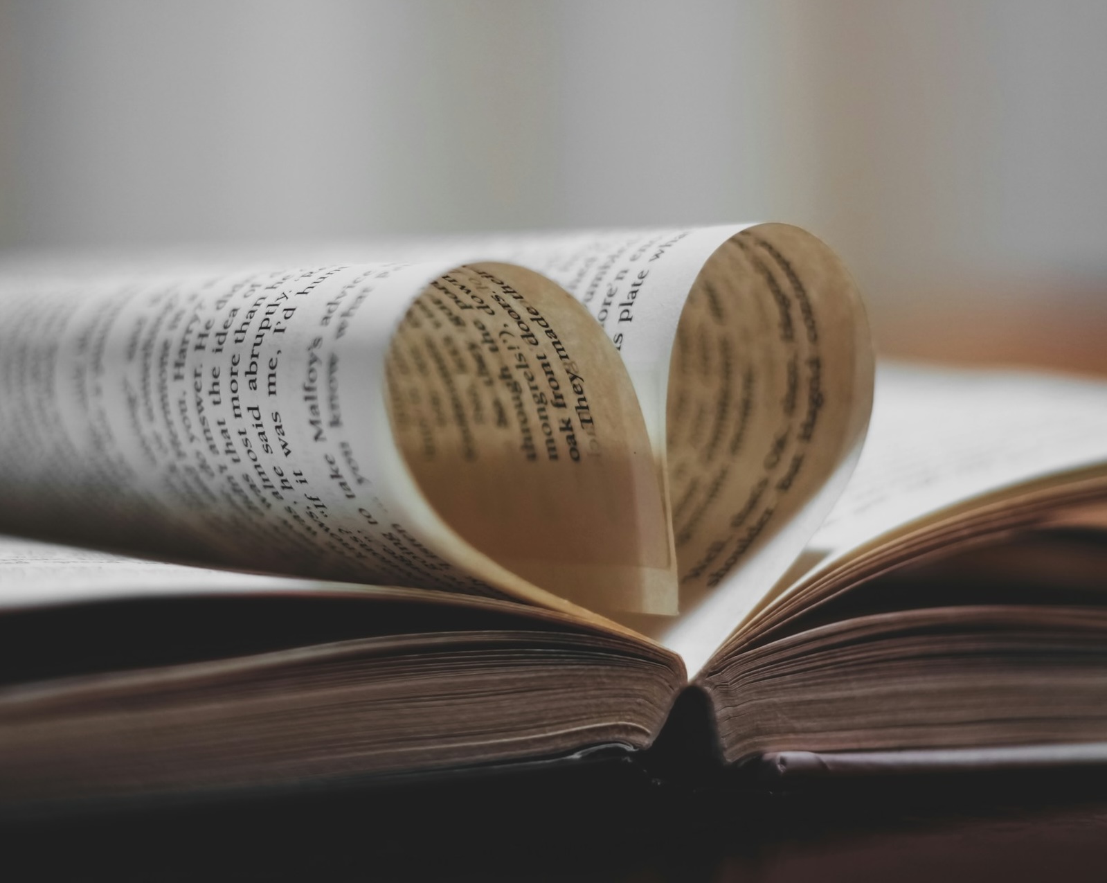 Boek met pagina in hart vorm